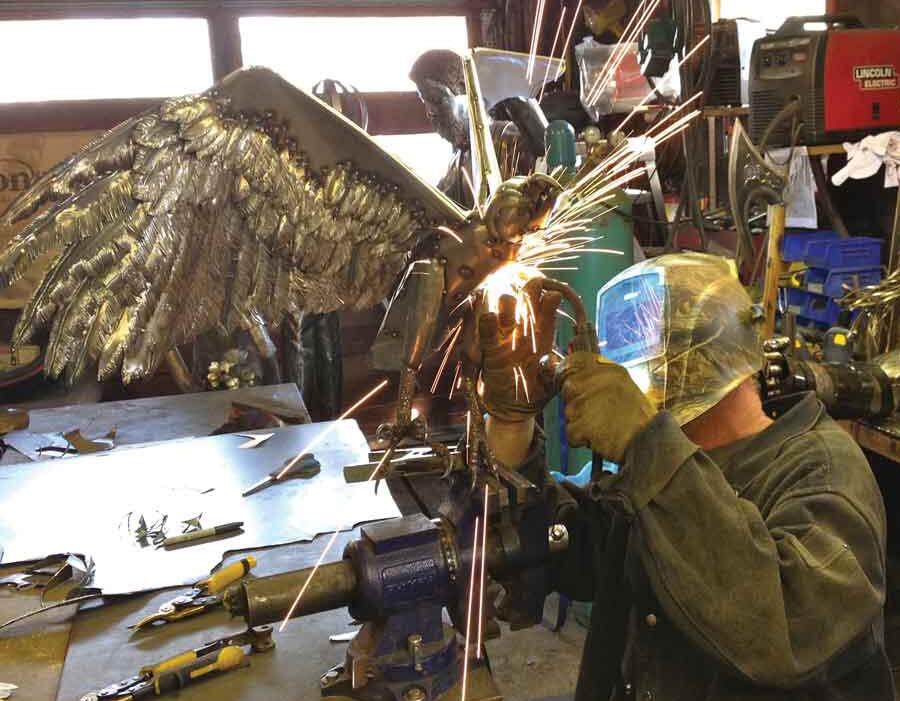 全球钣金新闻-金属制造狂：焊工制作动物的金属钣金-钣金加工珠海机箱机柜设备外壳激光切割星空官方入口