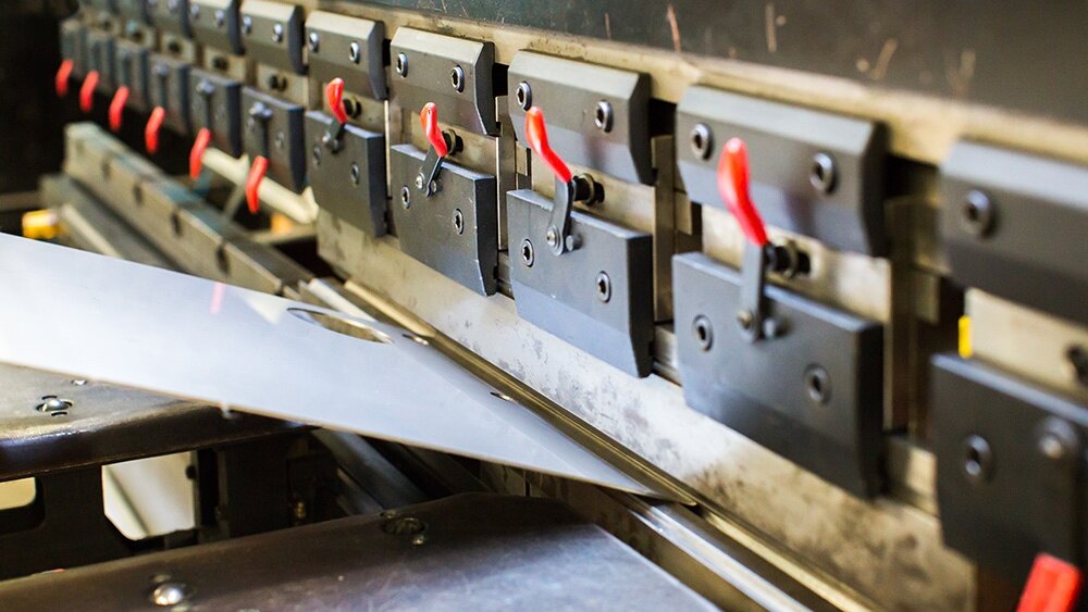 制作钣金加工项目都有哪些基础设备？-钣金加工珠海机箱机柜设备外壳激光切割星空官方入口